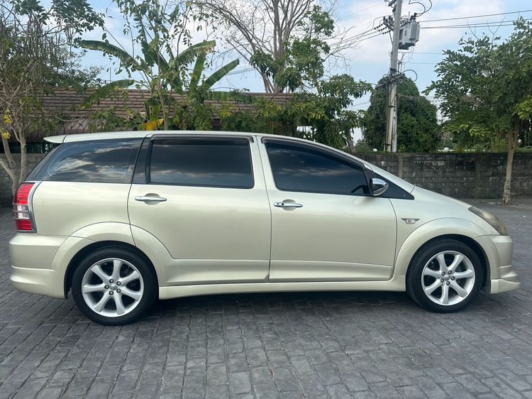 รถ Toyota Wish 2.0 Q สี บรอนซ์ทอง