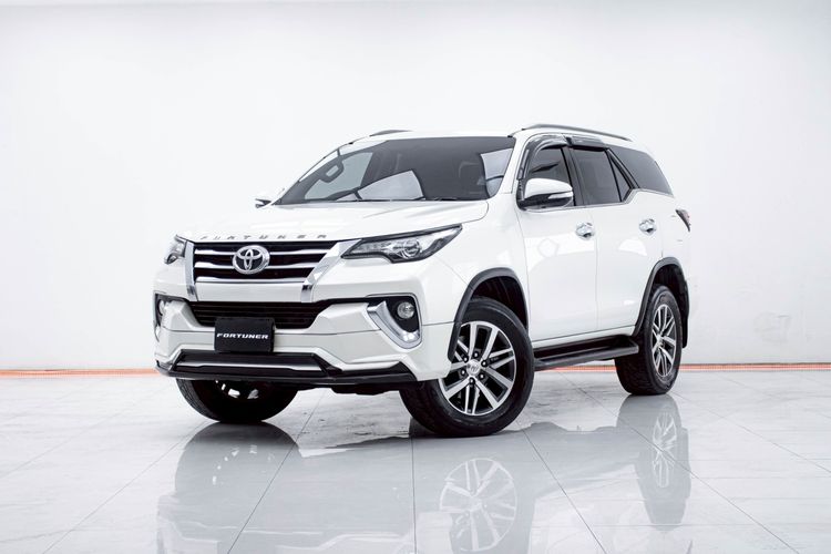 รถ Toyota Fortuner 2.4 V สี ขาว