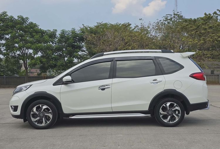 Honda BR-V 2017 1.5 V Utility-car เบนซิน ไม่ติดแก๊ส เกียร์อัตโนมัติ ขาว รูปที่ 3