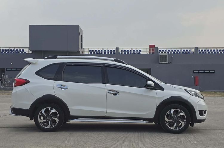 Honda BR-V 2017 1.5 V Utility-car เบนซิน ไม่ติดแก๊ส เกียร์อัตโนมัติ ขาว รูปที่ 4