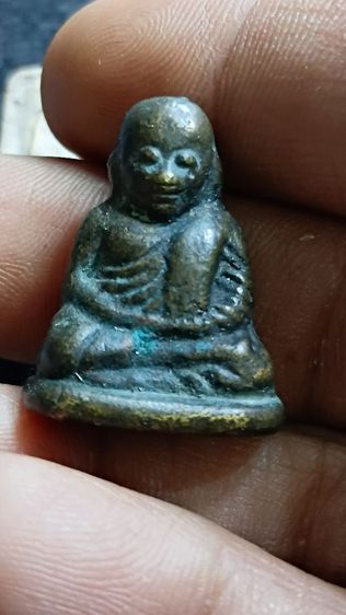 รูปหล่อหลวงพ่อเงิน ตาม ภาพ