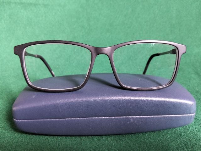 ขอขายกรอบแว่นตาแบรนด์ Hogo boss รุ่น HG21 แท้ ขนาด 56-16-145มม.เป็นกรอบแว่นตาผสมประสานพลาสติกและก้านเป็น titanium ที่มีน้ำหนักกระชับทนทาน