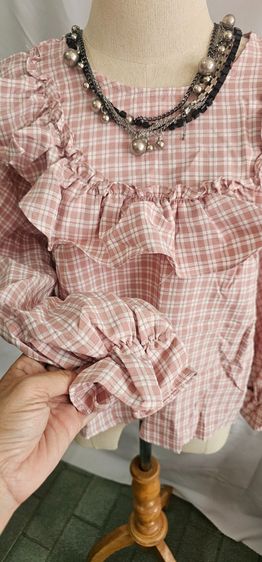 เสื้อแฟชั่นผญ.มือ1สีชมพูนู้ด ลายสก็อต แขนยาว ปลายแขนระบาย คอผ่าติดกระดุมหลัง1เม็ด อก38นิ้ว ยาว21นิ้ว  รูปที่ 3
