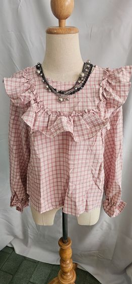 เสื้อแฟชั่นผญ.มือ1สีชมพูนู้ด ลายสก็อต แขนยาว ปลายแขนระบาย คอผ่าติดกระดุมหลัง1เม็ด อก38นิ้ว ยาว21นิ้ว  รูปที่ 2