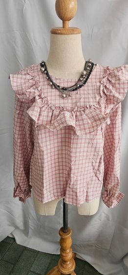 เสื้อแฟชั่นผญ.มือ1สีชมพูนู้ด ลายสก็อต แขนยาว ปลายแขนระบาย คอผ่าติดกระดุมหลัง1เม็ด อก38นิ้ว ยาว21นิ้ว 