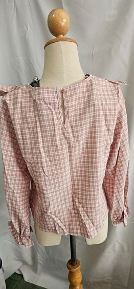 เสื้อแฟชั่นผญ.มือ1สีชมพูนู้ด ลายสก็อต แขนยาว ปลายแขนระบาย คอผ่าติดกระดุมหลัง1เม็ด อก38นิ้ว ยาว21นิ้ว  รูปที่ 4