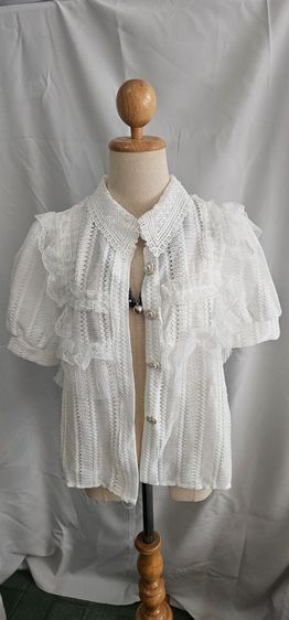 เสื้อขาว แขนตุ๊กตา ระบายช่วงหน้า งานสวย สีขาวสะอาด