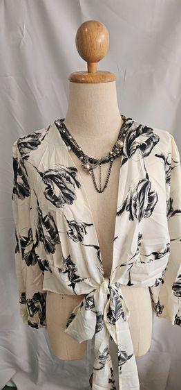 เสื้อคลุมลายดอกดำ พื้นสีครีม ผูกเอว แขนจั๊ม รูปที่ 5