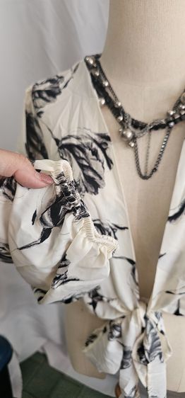 เสื้อคลุมลายดอกดำ พื้นสีครีม ผูกเอว แขนจั๊ม รูปที่ 4