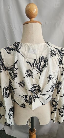 เสื้อคลุมลายดอกดำ พื้นสีครีม ผูกเอว แขนจั๊ม รูปที่ 3