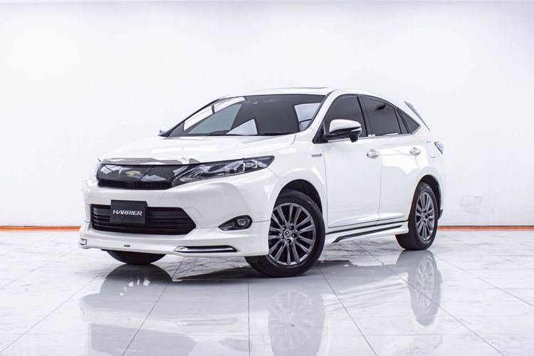 รถ Toyota Harrier 2.5 Hybrid สี ขาว