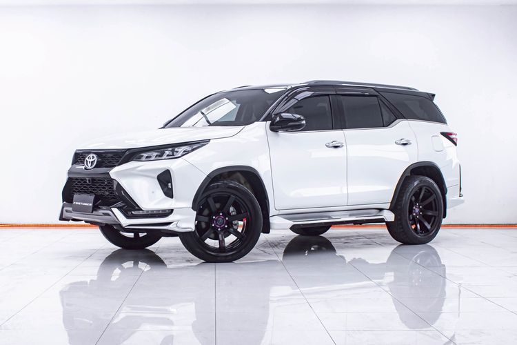 รถ Toyota Fortuner 2.4 Leader G สี ขาว