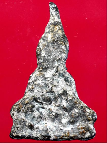 พระท่ากระดานพิมพ์ใหญ่ เนื้อชินตะกั่ว กรุศรีสวัสดิ์ จังหวัดกาญจนบุรี รูปที่ 2