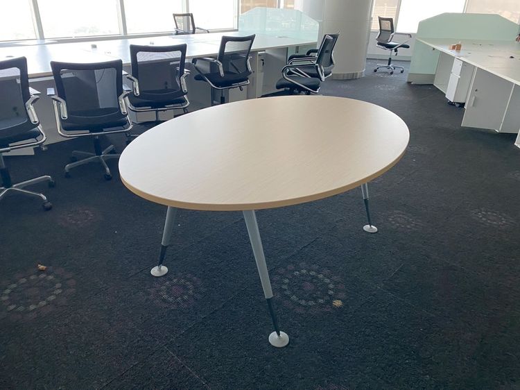 โต๊ะประชุม 6 ที่นั่ง รูปทรงวงรี ขาเหล็ก สีน้ำตาลอ่อน  รูปที่ 3