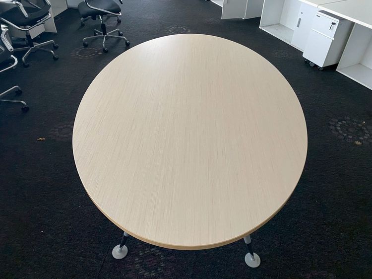 โต๊ะประชุม 6 ที่นั่ง รูปทรงวงรี ขาเหล็ก สีน้ำตาลอ่อน  รูปที่ 4