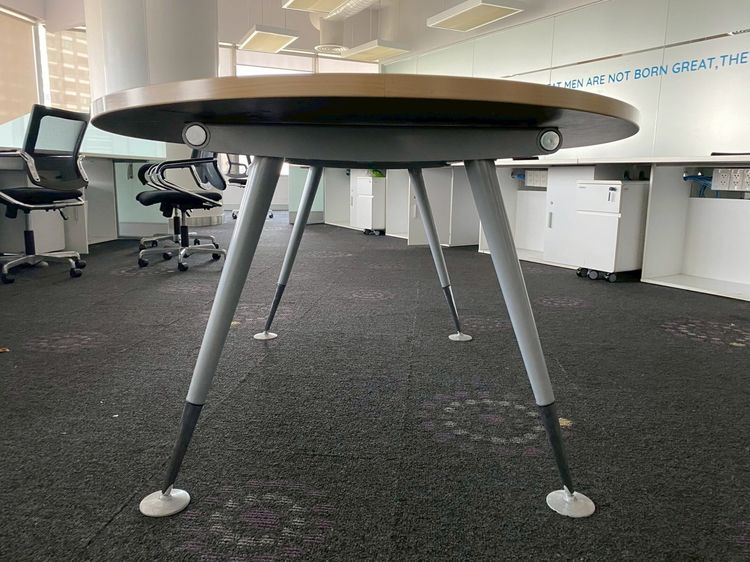 โต๊ะประชุม 6 ที่นั่ง รูปทรงวงรี ขาเหล็ก สีน้ำตาลอ่อน  รูปที่ 5