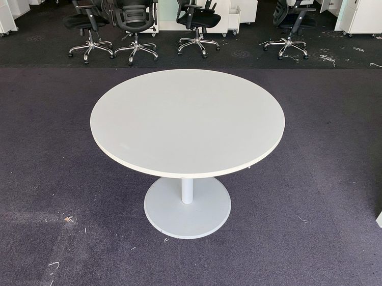 โต๊ะกลม ขาเหล็ก ท็อปไม้ สีขาว