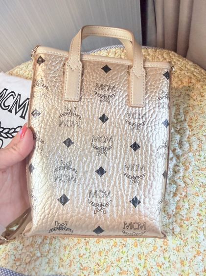 MCM Essential Crossbody Bag in Visetos Mini Tote Bags ของแท้มือสอง สีทอง สภาพสวย ภายในสะอาด รูปที่ 3