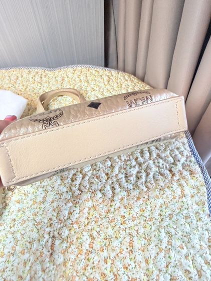 MCM Essential Crossbody Bag in Visetos Mini Tote Bags ของแท้มือสอง สีทอง สภาพสวย ภายในสะอาด รูปที่ 2