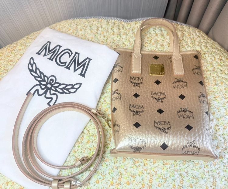 หนังแท้ ไม่ระบุ MCM Essential Crossbody Bag in Visetosของแท้มือสอง สีทอง สภาพสวย ภายในสะอาด