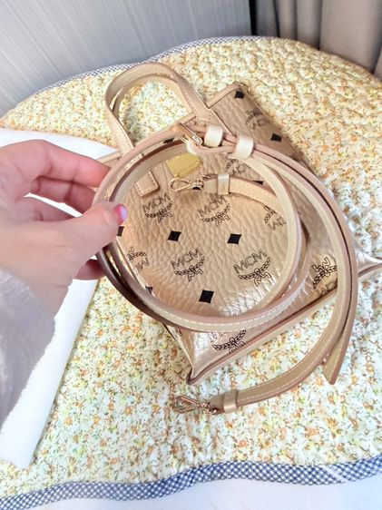 MCM Essential Crossbody Bag in Visetos Mini Tote Bags ของแท้มือสอง สีทอง สภาพสวย ภายในสะอาด รูปที่ 7