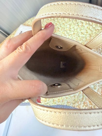 MCM Essential Crossbody Bag in Visetos Mini Tote Bags ของแท้มือสอง สีทอง สภาพสวย ภายในสะอาด รูปที่ 5