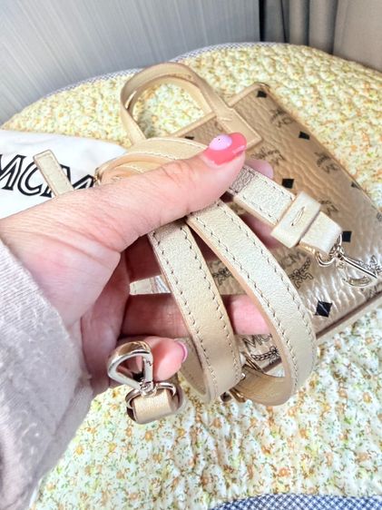 MCM Essential Crossbody Bag in Visetos Mini Tote Bags ของแท้มือสอง สีทอง สภาพสวย ภายในสะอาด รูปที่ 6