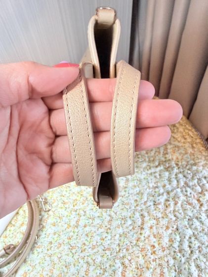 MCM Essential Crossbody Bag in Visetos Mini Tote Bags ของแท้มือสอง สีทอง สภาพสวย ภายในสะอาด รูปที่ 4