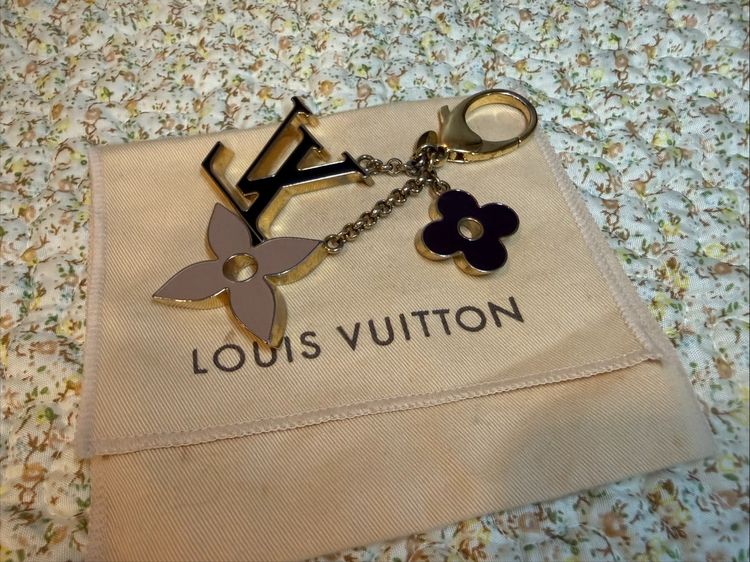 พวงกุญแจ LV ของแท้มือสอง Fleur De Monogram Key Chain ในชอปเกือบ2หมื่น หายากมากสภาพสวยใหม่   รูปที่ 2