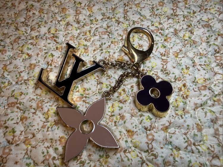 พวงกุญแจ LV ของแท้มือสอง Fleur De Monogram Key Chain ในชอปเกือบ2หมื่น หายากมากสภาพสวยใหม่   รูปที่ 6