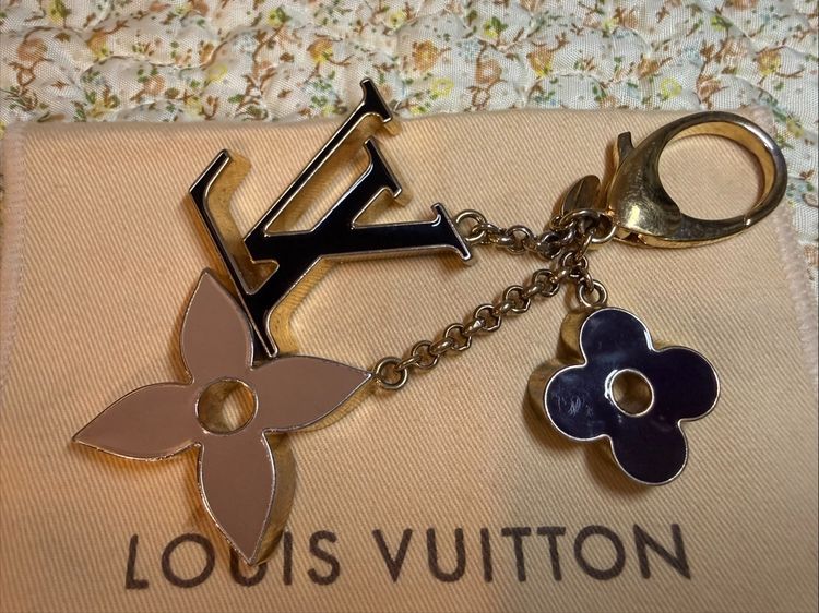 พวงกุญแจ LV ของแท้มือสอง Fleur De Monogram Key Chain ในชอปเกือบ2หมื่น หายากมากสภาพสวยใหม่   รูปที่ 4