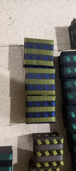 ชุดเนคไทผ้าไหมแท้  บรรจุในกล่องผ้าไหมสวยหรู เนคไท 1 เส้น ขนาด 8×150 ซม กิ๊ฟหนีบ กระดุม 2 เม็ด ผ้าเช็ดหน้าจัตุรัส1ผืน รูปที่ 8