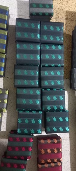 ชุดเนคไทผ้าไหมแท้  บรรจุในกล่องผ้าไหมสวยหรู เนคไท 1 เส้น ขนาด 8×150 ซม กิ๊ฟหนีบ กระดุม 2 เม็ด ผ้าเช็ดหน้าจัตุรัส1ผืน รูปที่ 10