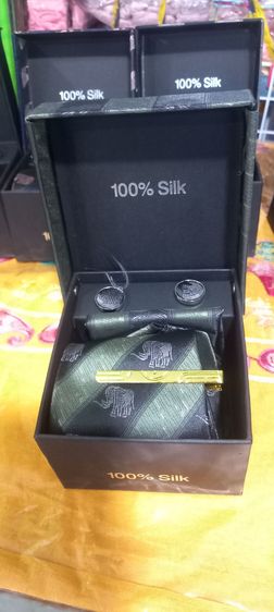 ชุดเนคไทผ้าไหมแท้  บรรจุในกล่องผ้าไหมสวยหรู เนคไท 1 เส้น ขนาด 8×150 ซม กิ๊ฟหนีบ กระดุม 2 เม็ด ผ้าเช็ดหน้าจัตุรัส1ผืน รูปที่ 12