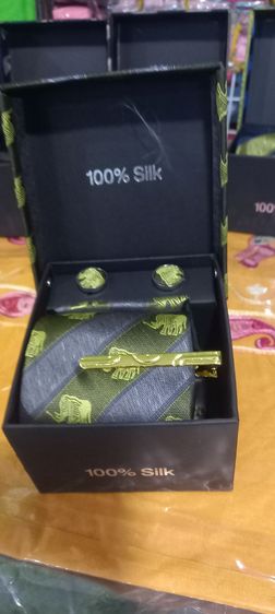 ชุดเนคไทผ้าไหมแท้  บรรจุในกล่องผ้าไหมสวยหรู เนคไท 1 เส้น ขนาด 8×150 ซม กิ๊ฟหนีบ กระดุม 2 เม็ด ผ้าเช็ดหน้าจัตุรัส1ผืน รูปที่ 13