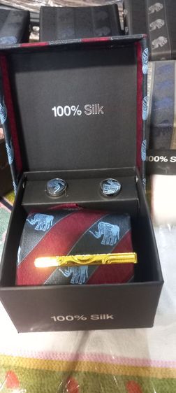 ชุดเนคไทผ้าไหมแท้  บรรจุในกล่องผ้าไหมสวยหรู เนคไท 1 เส้น ขนาด 8×150 ซม กิ๊ฟหนีบ กระดุม 2 เม็ด ผ้าเช็ดหน้าจัตุรัส1ผืน รูปที่ 16