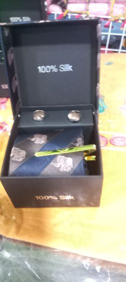 ชุดเนคไทผ้าไหมแท้  บรรจุในกล่องผ้าไหมสวยหรู เนคไท 1 เส้น ขนาด 8×150 ซม กิ๊ฟหนีบ กระดุม 2 เม็ด ผ้าเช็ดหน้าจัตุรัส1ผืน รูปที่ 18