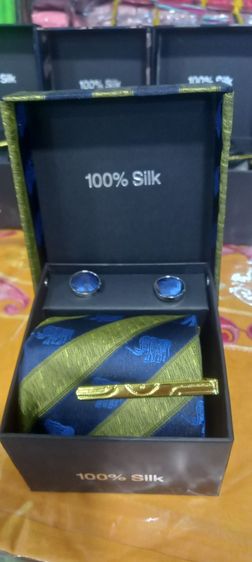 ชุดเนคไทผ้าไหมแท้  บรรจุในกล่องผ้าไหมสวยหรู เนคไท 1 เส้น ขนาด 8×150 ซม กิ๊ฟหนีบ กระดุม 2 เม็ด ผ้าเช็ดหน้าจัตุรัส1ผืน รูปที่ 11