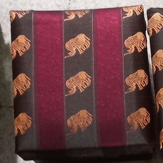 ชุดเนคไทผ้าไหมแท้  บรรจุในกล่องผ้าไหมสวยหรู เนคไท 1 เส้น ขนาด 8×150 ซม กิ๊ฟหนีบ กระดุม 2 เม็ด ผ้าเช็ดหน้าจัตุรัส1ผืน รูปที่ 4