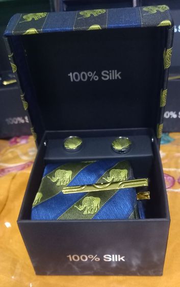 ชุดเนคไทผ้าไหมแท้  บรรจุในกล่องผ้าไหมสวยหรู เนคไท 1 เส้น ขนาด 8×150 ซม กิ๊ฟหนีบ กระดุม 2 เม็ด ผ้าเช็ดหน้าจัตุรัส1ผืน รูปที่ 3