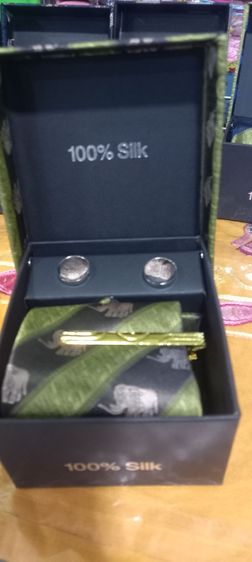 ชุดเนคไทผ้าไหมแท้  บรรจุในกล่องผ้าไหมสวยหรู เนคไท 1 เส้น ขนาด 8×150 ซม กิ๊ฟหนีบ กระดุม 2 เม็ด ผ้าเช็ดหน้าจัตุรัส1ผืน รูปที่ 15