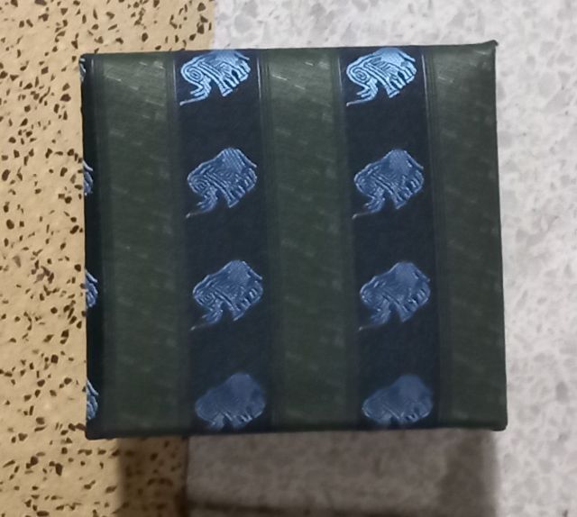 ชุดเนคไทผ้าไหมแท้  บรรจุในกล่องผ้าไหมสวยหรู เนคไท 1 เส้น ขนาด 8×150 ซม กิ๊ฟหนีบ กระดุม 2 เม็ด ผ้าเช็ดหน้าจัตุรัส1ผืน