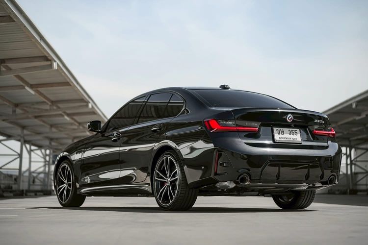 BMW Series 3 2022 330e Sedan ปลั๊กอินไฮบริด (PHEV) ไม่ติดแก๊ส เกียร์อัตโนมัติ ดำ รูปที่ 4