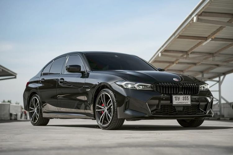 BMW Series 3 2022 330e Sedan ปลั๊กอินไฮบริด (PHEV) ไม่ติดแก๊ส เกียร์อัตโนมัติ ดำ รูปที่ 3