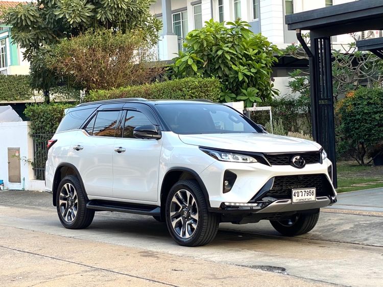 รถ Toyota Fortuner 2.4 Legender Black Top สี ขาว