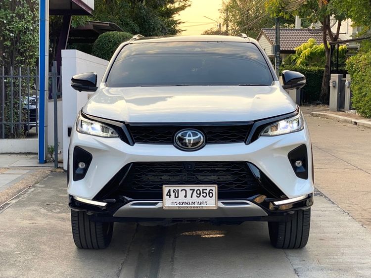 Toyota Fortuner 2023 2.4 Legender Black Top Utility-car ดีเซล ไม่ติดแก๊ส เกียร์อัตโนมัติ ขาว รูปที่ 2