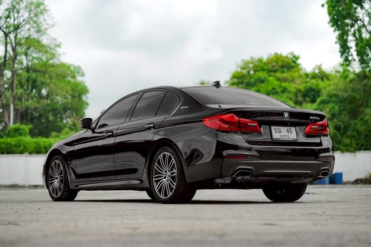 BMW Series 5 2018 530e Sedan ปลั๊กอินไฮบริด (PHEV) ไม่ติดแก๊ส เกียร์อัตโนมัติ ดำ รูปที่ 4