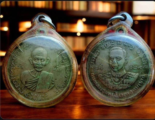 กรมหลวงชุมพร หลังหลวงปู่ศุข 