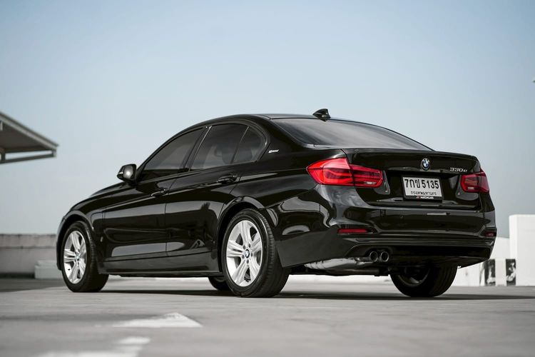 BMW Series 3 2017 330e Sedan ปลั๊กอินไฮบริด (PHEV) ไม่ติดแก๊ส เกียร์อัตโนมัติ ดำ รูปที่ 4