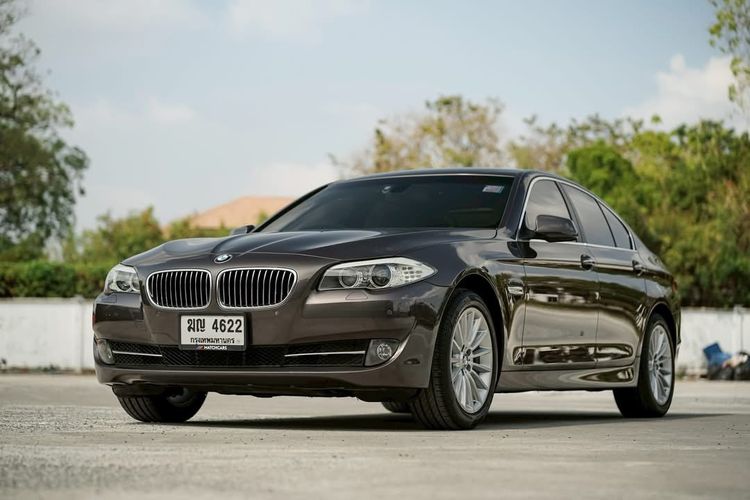 รถ BMW Series 5 523i สี น้ำตาล